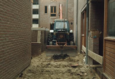 821587 Afbeelding van grondwerkzaamheden met een shovel tussen de nieuwbouwhuizen aan de Teugelhof en de Strosteeg te ...